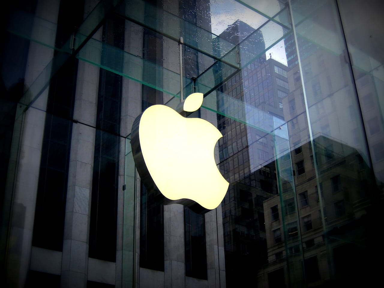 apple store girl